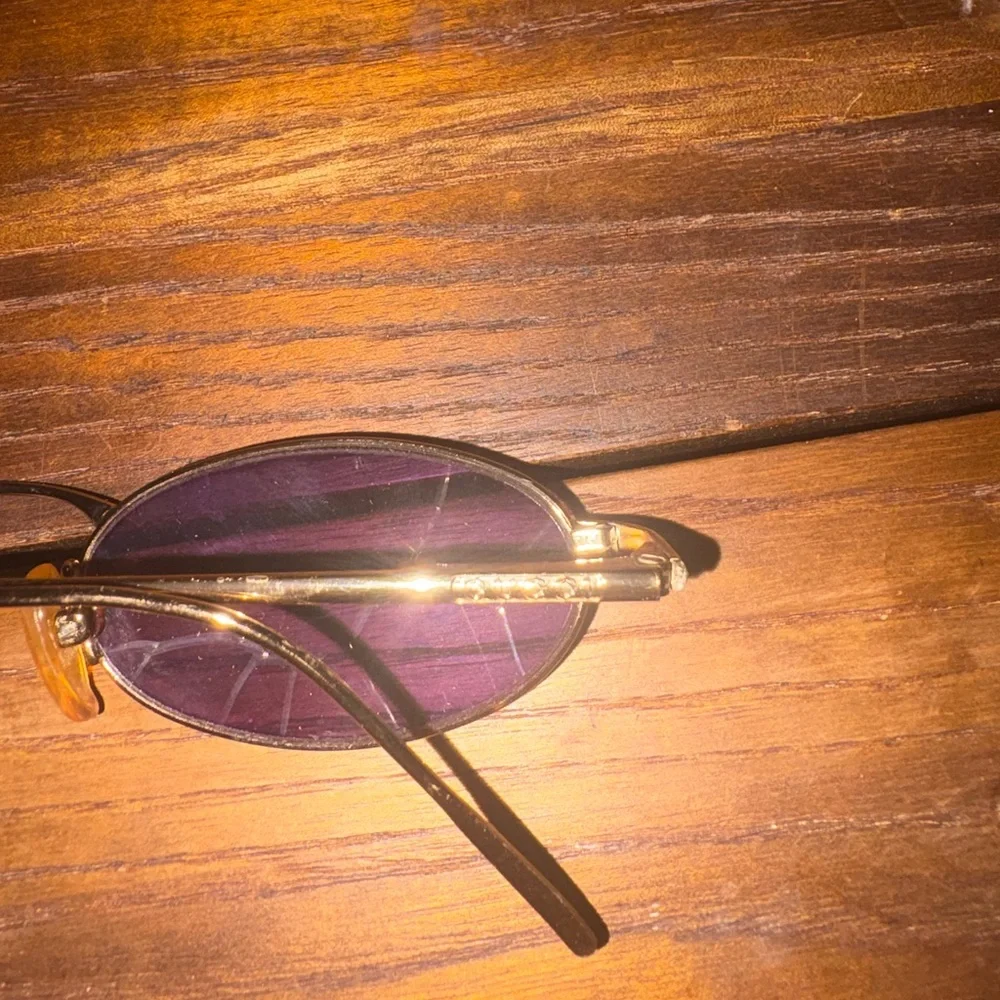 Vintage Gucci Gold Oval Sunglasses with crack is the paint - Picture 4 of 6